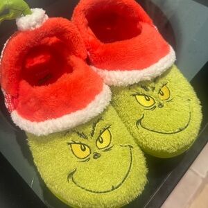CROCS Fuzzy Grinch Slippers - Red and Green